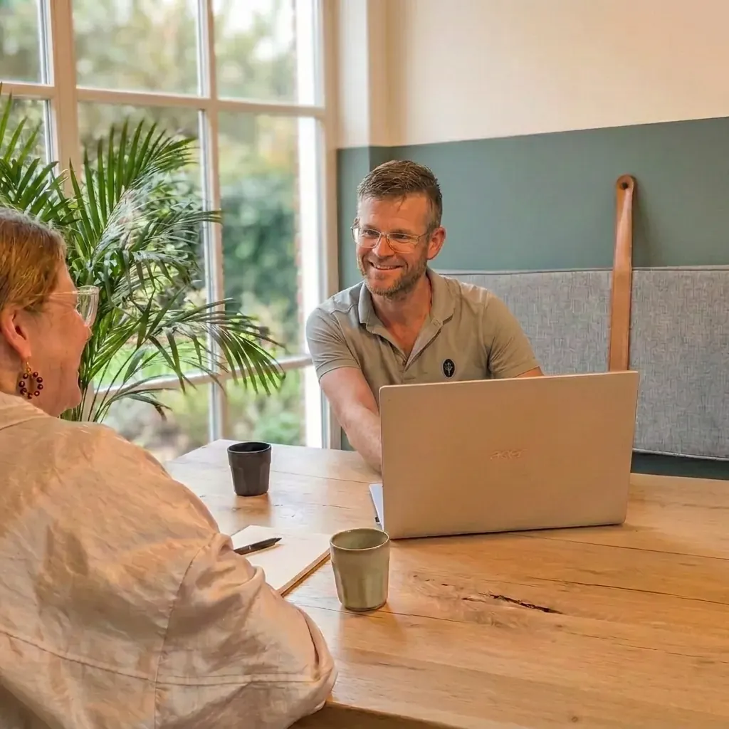 Robert Kersloot in gesprek met een deelnemer aan tafel